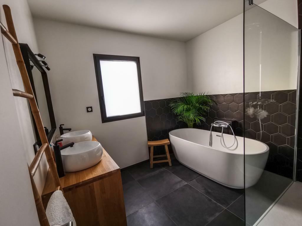 Salle de bain noire et blanche : 16 idées pour vous inspirer ! - Kozikaza