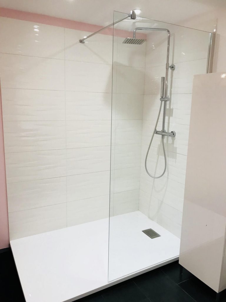 salle de bain rose douche à l'italienne