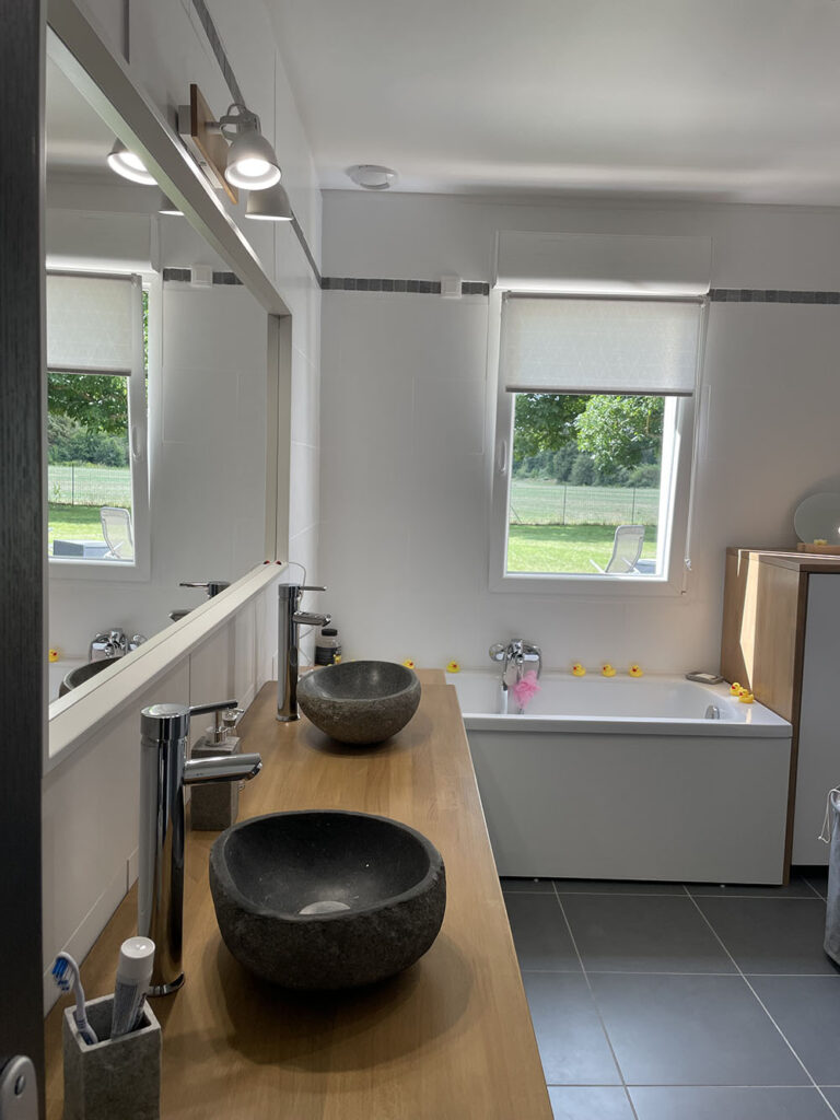 salle de bain design et zen avec vasque en pierre