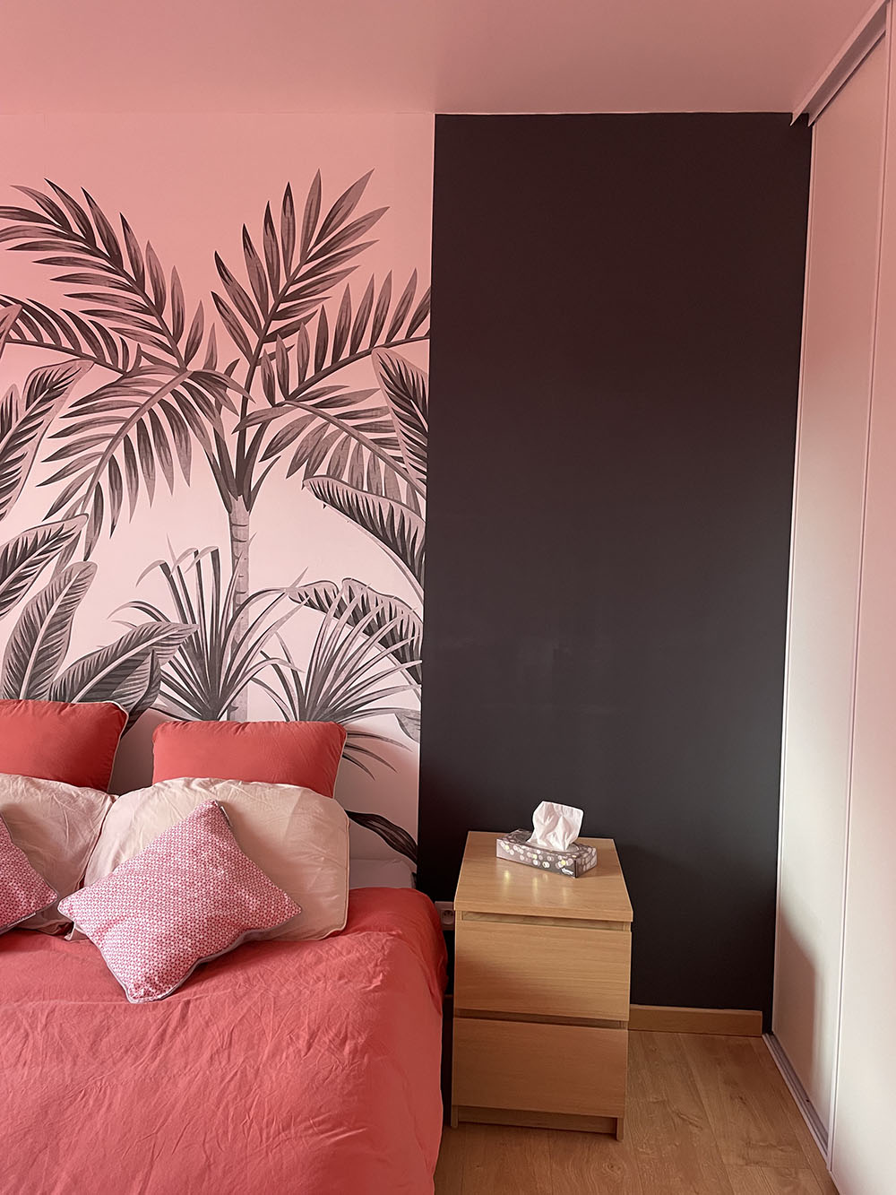 jolie chambre rose avec papier peint végétal