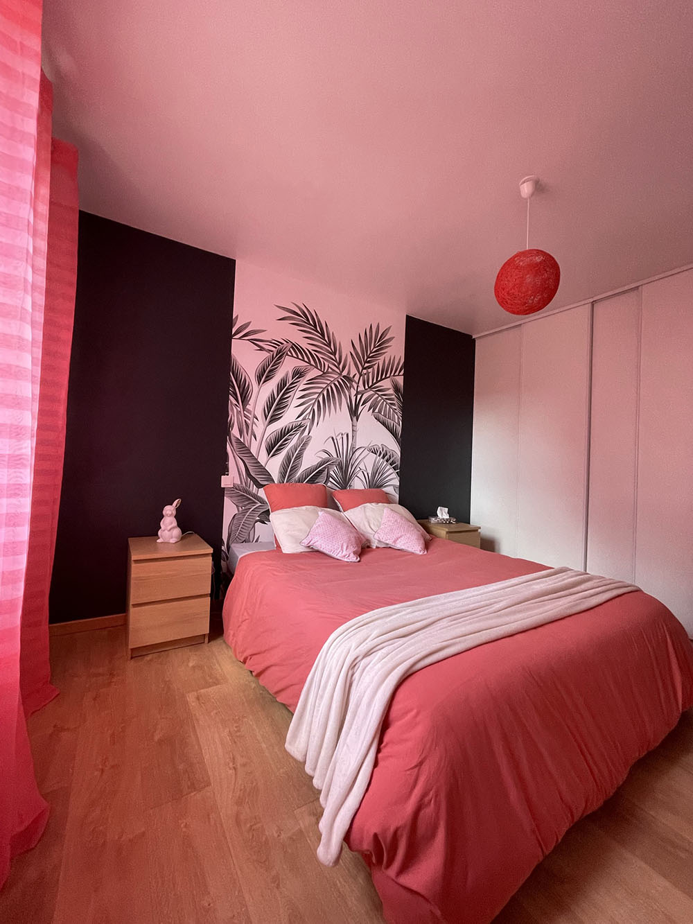 jolie chambre rose avec papier peint végétal