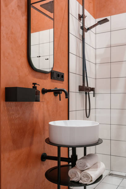 salle de bain orange et noire