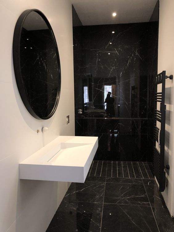 salle de bain mur noir marbre