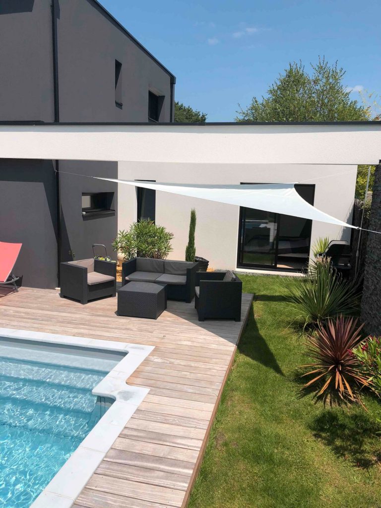 terrasse piscine moderne et minimaliste