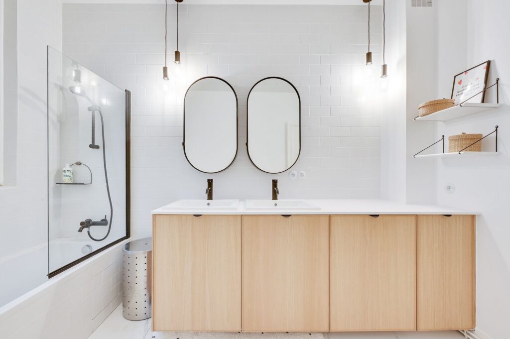 Salle de bain minimaliste blanche et bois