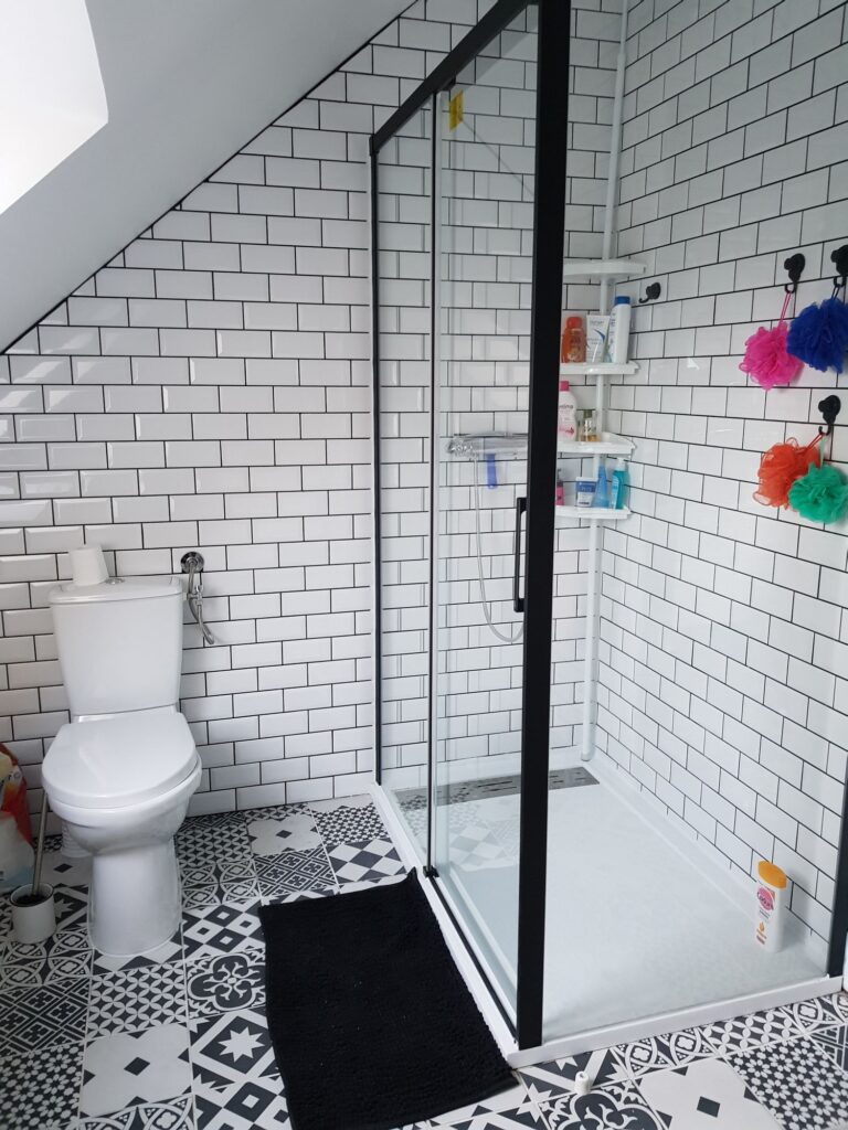 Une salle de bains avec des WC bien cachés