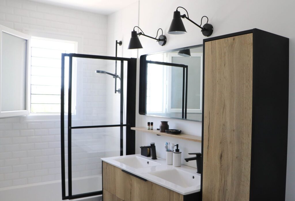 salle de bain noire blanche et bois