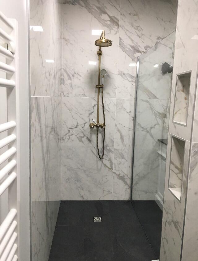 douche italienne avec murs en marbre 