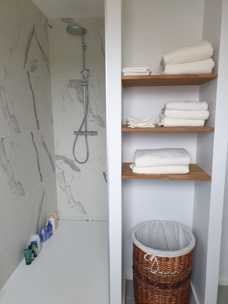douche avec murs en marbre