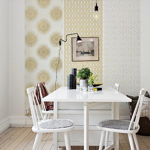 salle à manger avec papier peint motifs