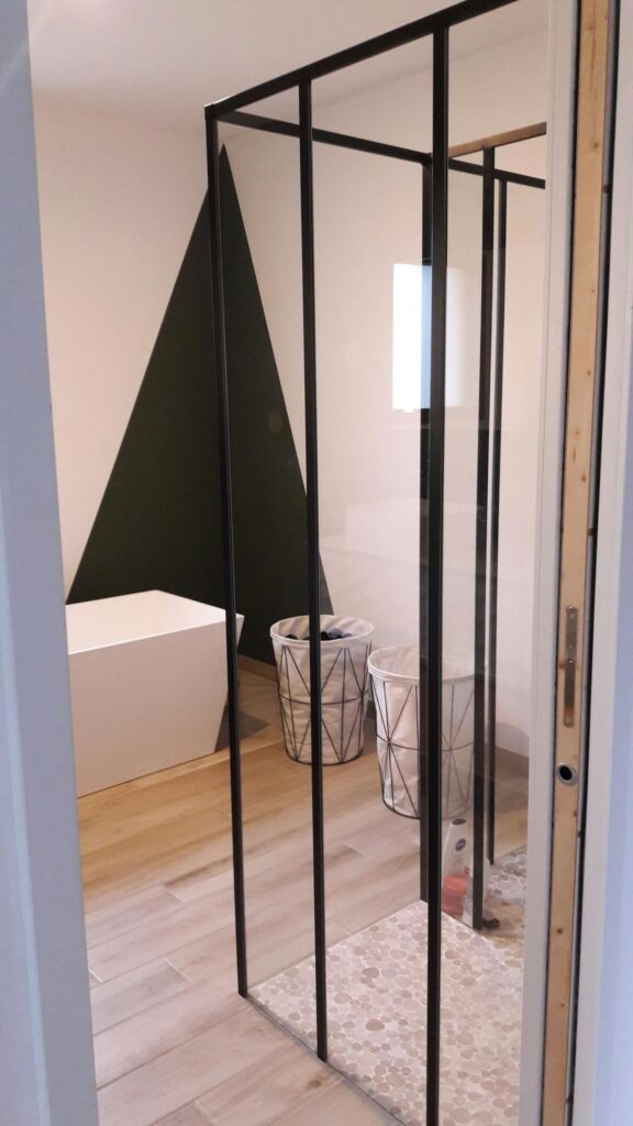 Salle de bain minimaliste avec douche italienne