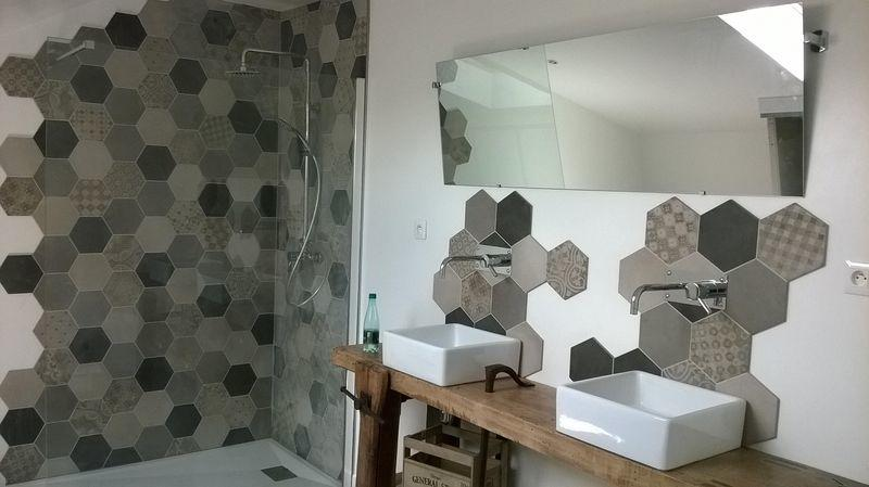 douche italienne à carreaux hexagonaux