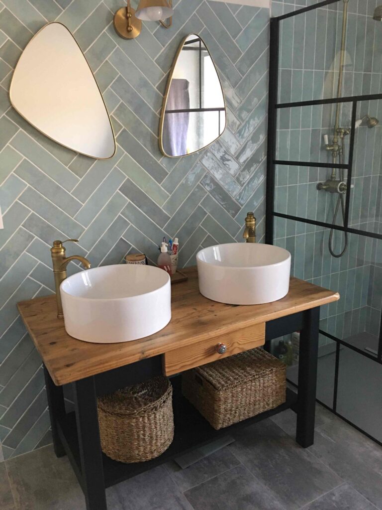 salle de bain au style rustique avec zellige bleu