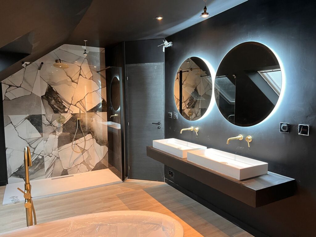 salle de bain design miroir lumineux et mur en marbre