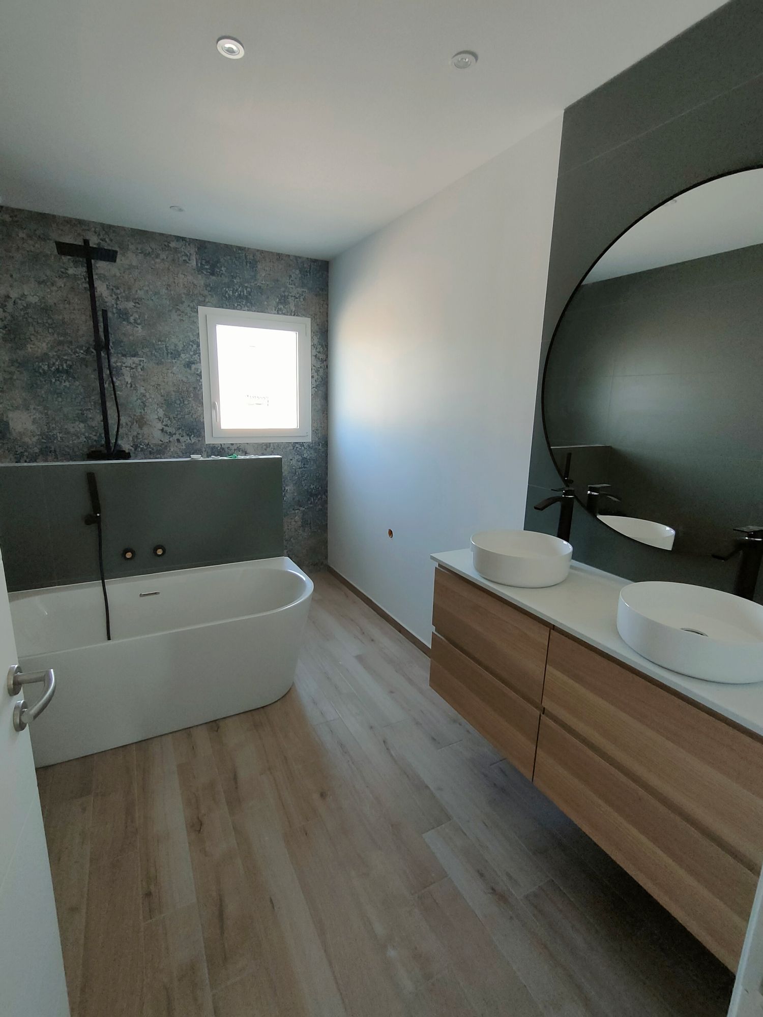 salle de bain moderne bois blanche et verte