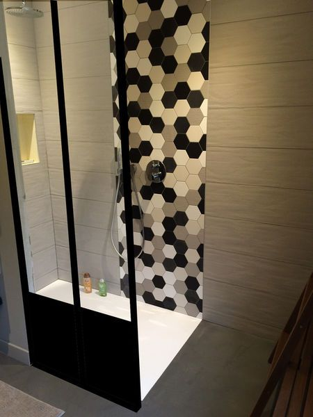 douche italienne avec tomettes et paroi style verrière