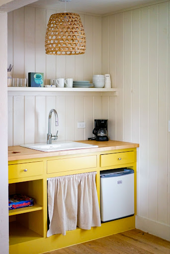 plan de travail rustique jaune dans une petite cuisine de 4m2