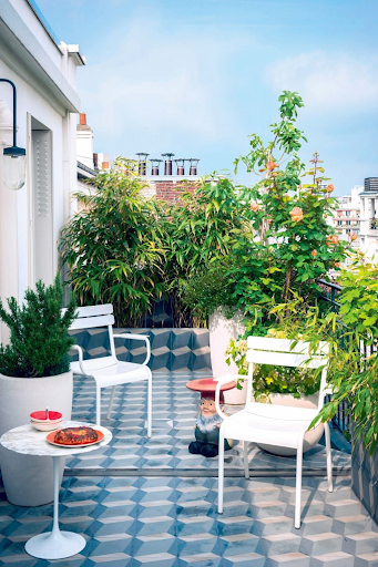 petite terrasse d'appartement avec végétation 