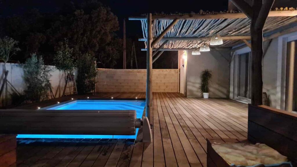 Terrasse en bois avec piscine et pergola en bois style cabane