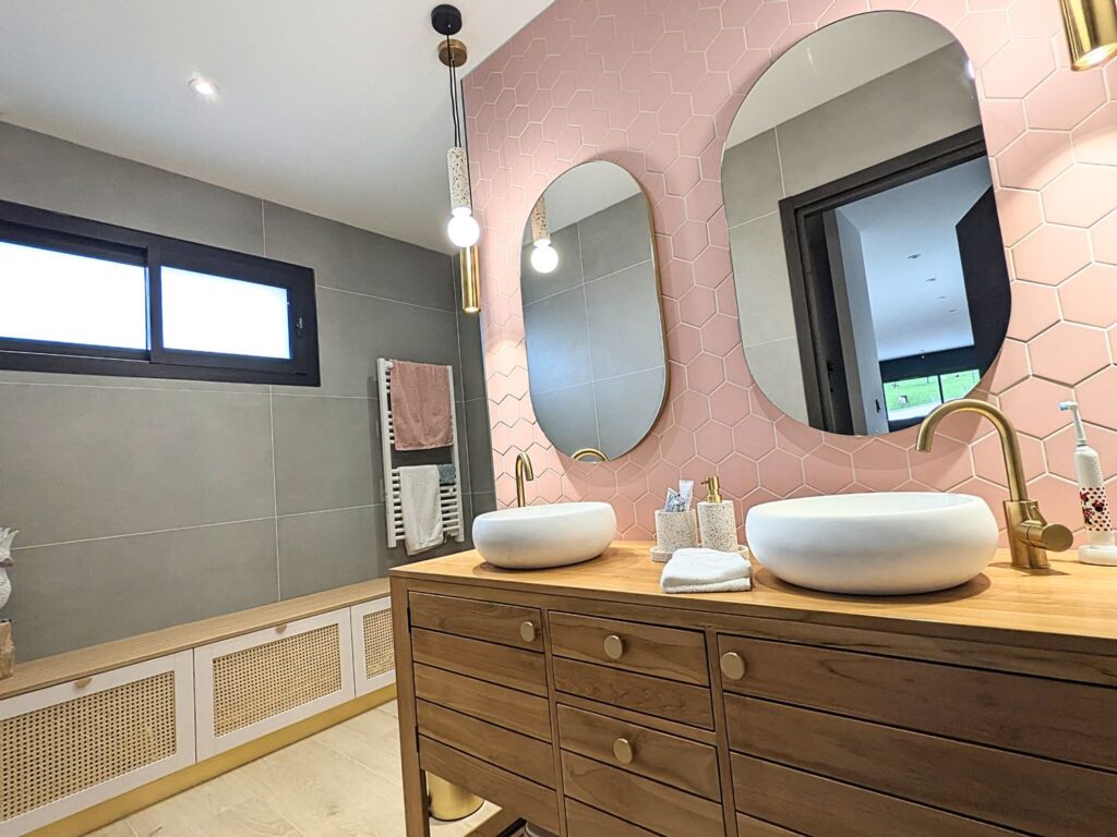 Salle de bain style scandinave avec mur en tomettes rose pâle