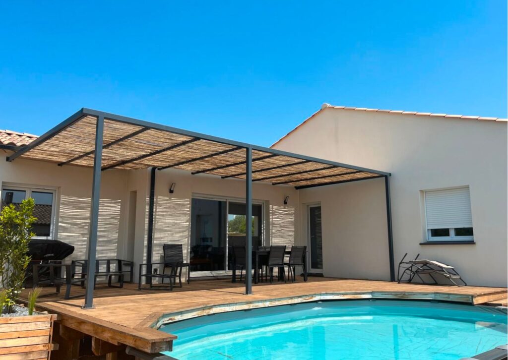 Terrasse avec piscine couverte et pergola
