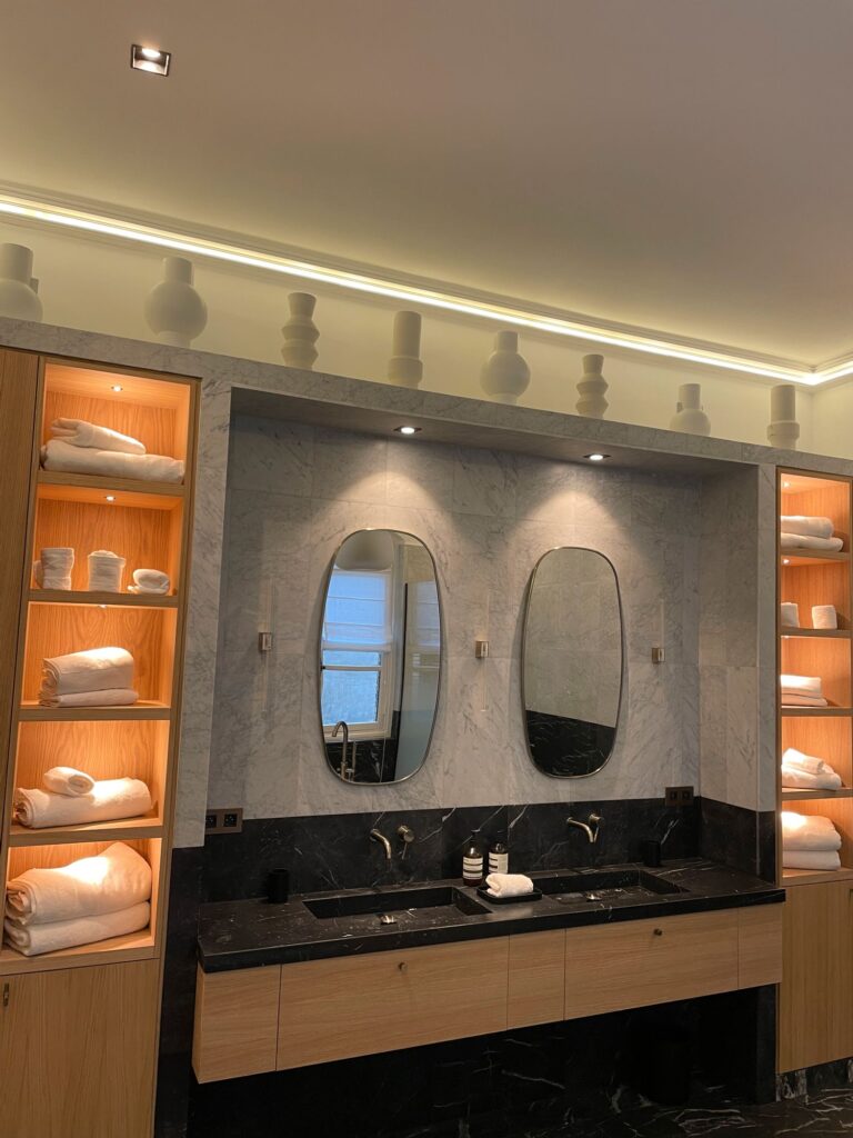 Petite salle de bain avec rangements au style contemporain