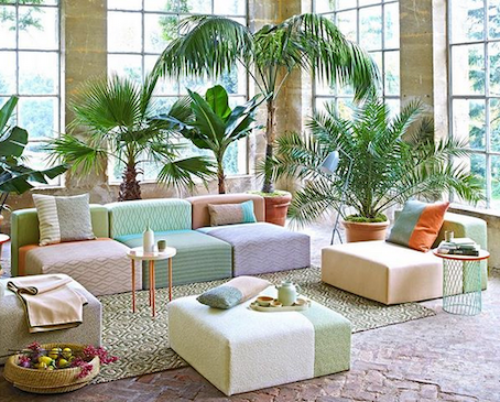 Salon à l'ambiance verte avec un canapé modulable
