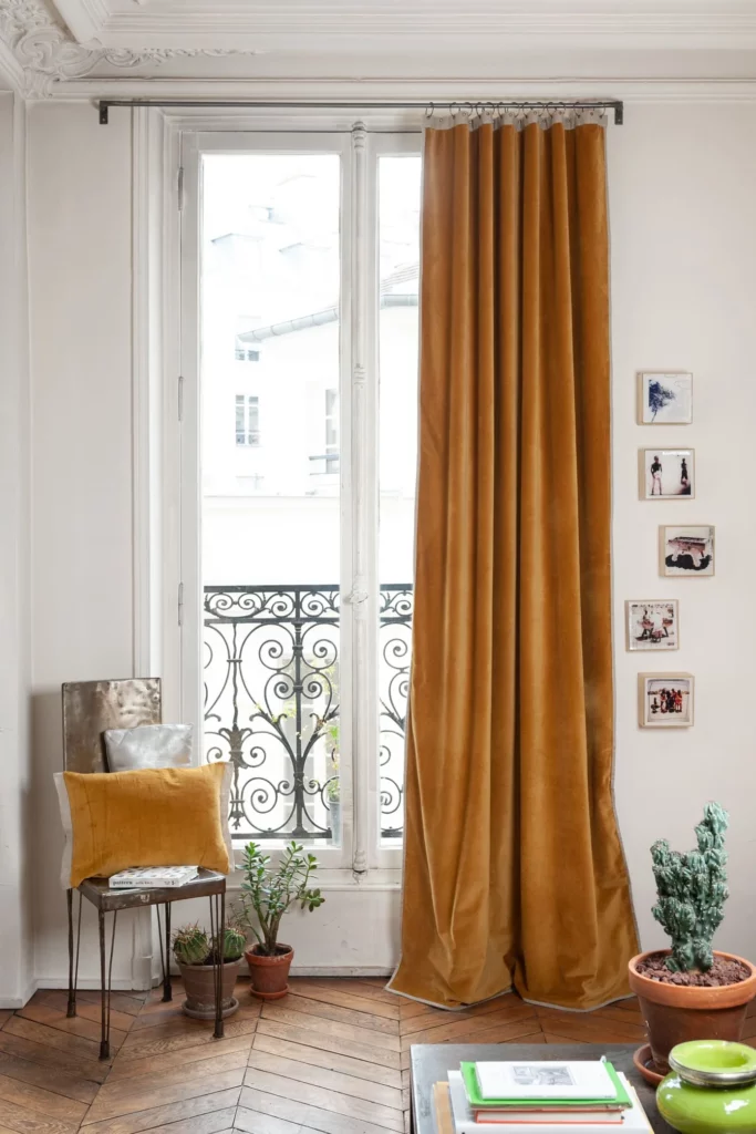 Salon avec une vue sur la fenêtre et un rideau en velours