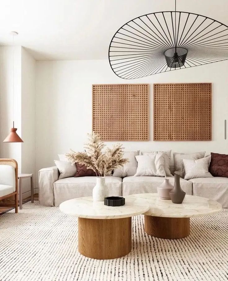 Salon minimaliste moderne avec un canapé blanc et des petites tables en bois