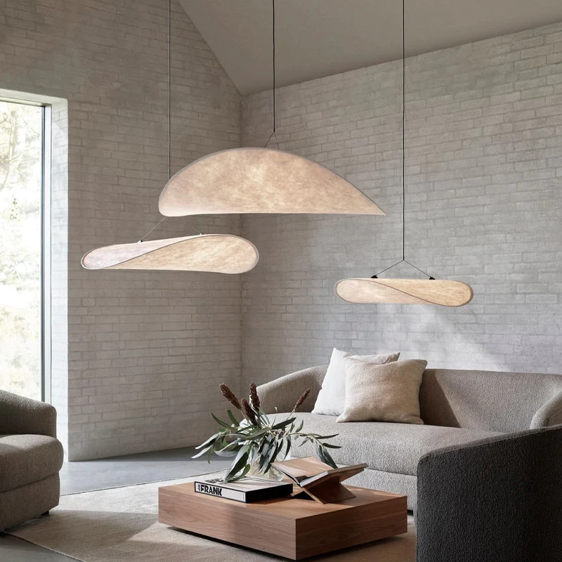 Salon au style minimaliste avec des murs en brique gris et une petite table en bois