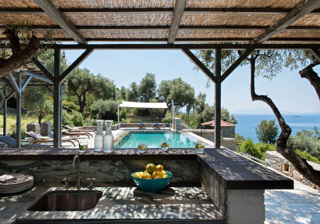 Terrasse avec piscine aux inspirations grecques