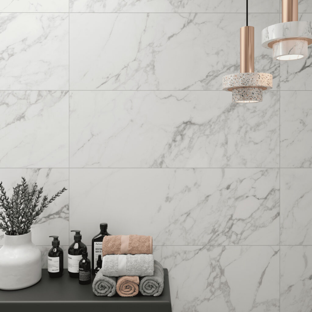 Mur salle de bain avec carrelage imitation marbre